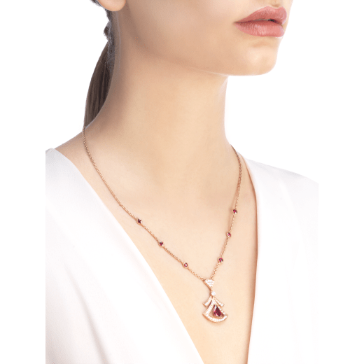 Durchbrochene DIVAS' DREAM Halskette aus 18 Karat Roségold mit einem Rubin in Tropfenform, runden Rubinen im Brillantschliff, einem runden Diamanten im Brillantschliff und Diamant-Pavé 356953 image 4