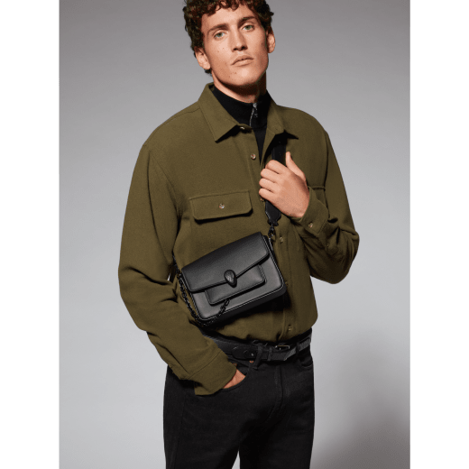 Serpenti Forever small unisex crossbody bag in matt black calf leather with black nappa leather lining and decorative chain enamelled in matt black. Captivating snakehead closure in dark ruthenium-plated brass enamelled in matt black and embellished with red enamel eyes. 291851 image 7