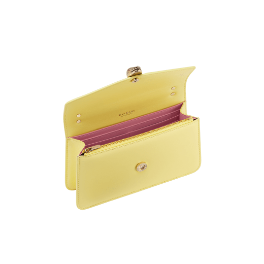 "Serpenti Forever" maxi chain pochette in Blush Quartz pink calf leather and Deep Garnet bordeaux nappa leather. New Serpenti head closure in gold-plated brass, finished with red enamel eyes. SEA-XLCHAINPOUCH image 2
