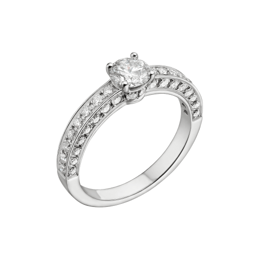 Anello solitario 1503 - Dedicata a Venezia in platino con diamante tondo taglio brillante e pavé di diamanti. Disponibile a partire da 0,30 ct. Il gioiello prende il nome dall’anno in cui a Venezia fu scambiato il primo anello di fidanzamento. 344056 image 1