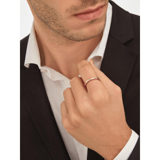 Serpenti Viper 系列单环戒指，18K玫瑰金材质，饰以半密镶钻石。 AN857896 image 4