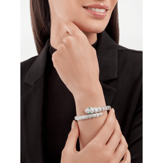 Serpenti 18 kt white gold bracelet set with pavé diamonds and two emerald eyes. BR858734 image 3