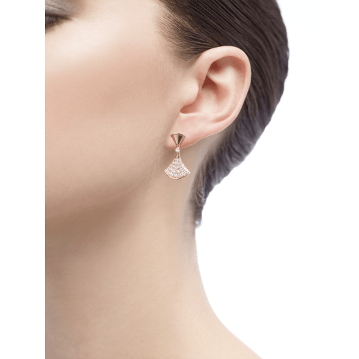 Im Glanze ihrer reinen weiblichen Form und des anmutigen Schimmers des Diamant-Pavés besitzen die „DIVAS' DREAM“-Ohrringe die raffinierte Eleganz einer wahren Diva. 351054 image 3