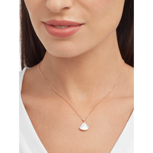 DIVAS' DREAM mother-of-pearl pendant necklace set in 18 kt rose gold with one diamond 350581 image 3