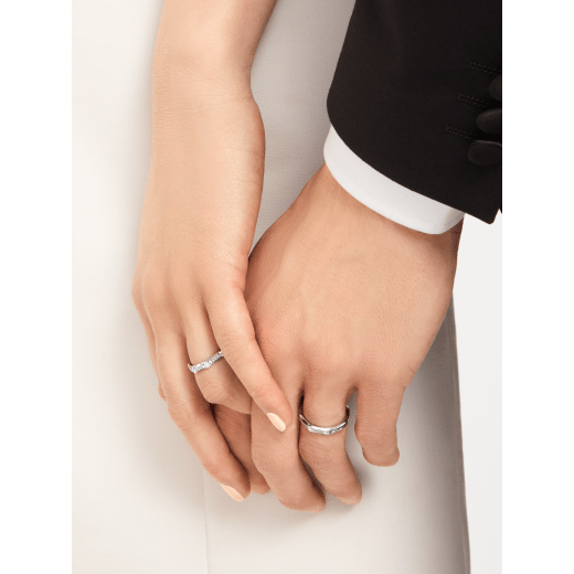 Infinito Eheringe aus Platin, einer voll ausgefasst mit Diamant-Pavé. Das zeitlose Ring-Set für Paare spielt mit seinem erlesenen Design auf das Symbol der Unendlichkeit an. INFINITO-COUPLES-RINGS-2 image 2