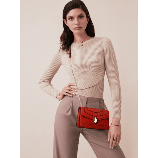 “Serpenti Forever ” crossbody bag in carmine jasper calf leather. Iconic snakehead closure in light gold plated brass enriched with black and white enamel and green malachite eyes 287020 image 5