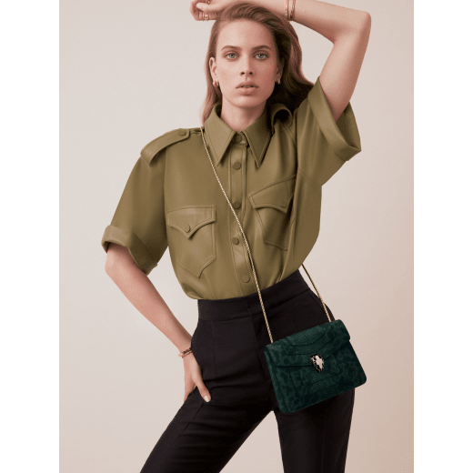 “Serpenti Forever” crossbody bag in shiny forest emerald karung skin. Iconic snakehead closure in light gold plated brass enriched with black and white enamel and green malachite eyes. 287357 image 4