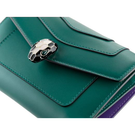 Serpenti Forever large wallet in emerald green calf leather with violet amethyst nappa leather interior. Captivating snakehead press button closure in light gold-plated brass embellished with black and white agate enamel scales and green malachite eyes. 291854 image 4