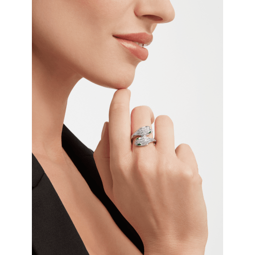 Serpenti Seduttori 18 kt white gold double head ring set with emerald eyes and pavé diamonds AN859006 image 3