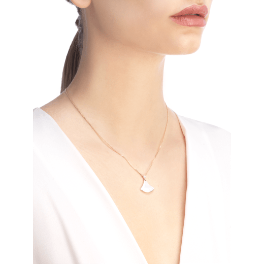 DIVAS' DREAM necklace in 18 kt rose gold with mother-of-pearl pendant and one diamond 350062 image 3