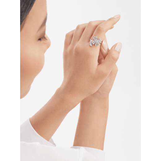 Fiorever Ring aus 18 Karat Weißgold mit einem zentralen runden Diamanten im Brillantschliff und Diamant-Pavé AN858691 image 1