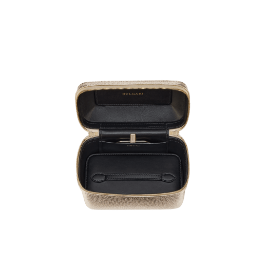 ライトゴールドのモルトン カルングスキン製セルペンティ フォーエバー ジュエリーボックスバッグ。ブラックのナッパレザー製ライニング。 魅惑的なスネークヘッドジッププラー。ブラスライトゴールドプレート製チェーンストラップ装飾。 1177-MoltK image 4