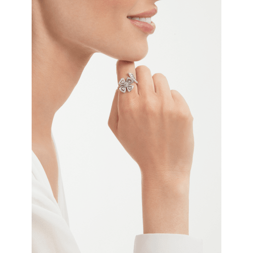 Anello Fiorever in oro bianco 18 kt con diamante tondo taglio brillante e pavé di diamanti. AN858691 image 3