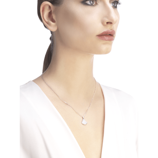In der strahlenden Raffinesse des Diamant-Pavés schmückt sich die „DIVAS' DREAM“-Halskette mit einem Fächeranhänger, der mit den Bewegungen mitschwingt wie ein kostbarer Talisman der Eleganz. 351099 image 3