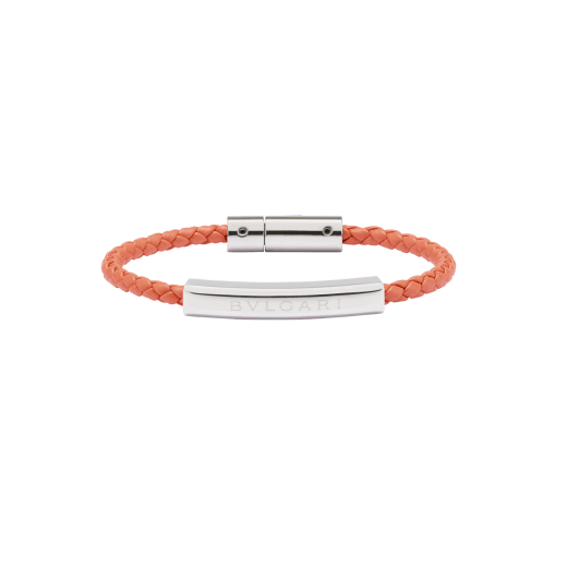 BULGARI BULGARI Armband aus geflochtenem Kalbsleder in Coral Carnelian Orange. Silberfarbene Plakette, die in der Mitte mit dem ikonischen BULGARI Logo graviert ist, und silberfarbener Verschluss. LOGOPLATEW-WCL-CC image 1