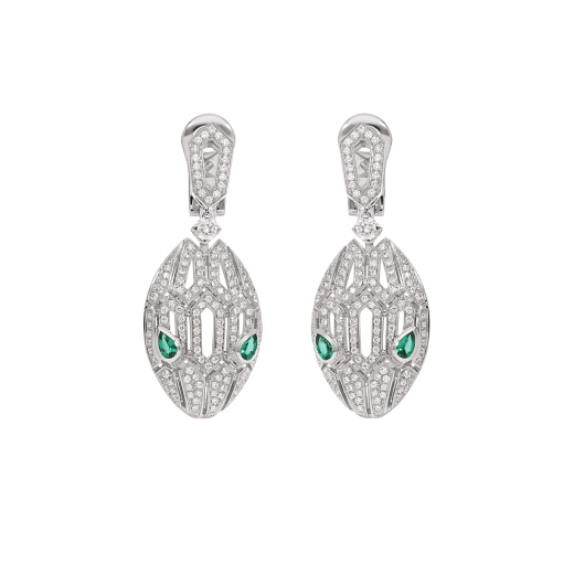 Mit den Schlangenschuppen in einem bezaubernden sechseckigen Motiv mit Diamant-Pavé funkeln die „Serpenti“-Ohrringe vor Begierde und der unwiderstehlichen Anziehungskraft der hypnotischen Smaragdaugen. 352756 image 1
