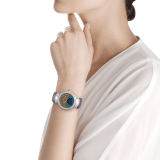 DIVAS' DREAM Uhr mit mechanischem Manufakturwerk, Automatikaufzug, Gehäuse aus 18 Karat Weißgold, Lünette aus 18 Karat Weißgold und Bindeglieder in Fächerform, beide mit Diamanten im Brillantschliff besetzt, Zifferblatt aus einer natürlichen Pfauenfeder und Armband aus blauem Alligatorleder 103263 image 5