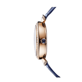 DIVAS' DREAM Uhr mit mechanischem Manufakturwerk, Automatikaufzug, springender Stunde und retrograder Minute (180 °). Gehäuse aus 18 Karat Roségold, Lünette aus 18 Karat Roségold und Bindeglieder in Fächerform, beide mit Diamanten im Brillantschliff, Zifferblatt aus Aventurin mit Pfau als Miniaturmalerei, Sterne und Indizes aus Diamanten im Brillantschliff und blaues Armband aus Alligatorleder 103114 image 3