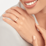 MarryMe系列18K玫瑰金婚戒，镶嵌一颗钻石 AN858411 image 4