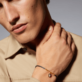 Das Serpenti Forever Armband ist aus rubinrotem Stoff und vergoldetem Messing gefertigt. Es ist mit einem ikonischen Schlangenkopf-Anhänger aus schwarzer und achatweißer Emaille sowie verführerischen Augen aus schwarzer Emaille verziert. SERP-MINISTRINGc image 3