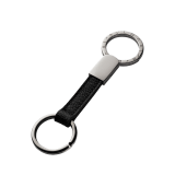 Schlüsseletui aus schwarzem genarbten Kalbsleder mit palladiumbeschichteten Metallelementen aus Messing. Zwei Schlüsselringe und ein ikonisches BVLGARI BVLGARI Motiv. BBM-KEYHOLD-STRAPa image 1
