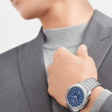 Octo Roma WorldTimer Uhr mit mechanischem Manufakturwerk, Automatikaufzug, WorldTimer, 24 Zeitzonen und 24-Stunden-Anzeige, Gehäuse und Armband mit Dreifachfaltschließe aus seidenmattem, polierten Edelstahl, blauem Zifferblatt mit Sonnenschliff, verschraubbarer Krone aus Edelstahl mit Keramik-Intarsie und transparentem Gehäuseboden. Wasserdicht bis 100 Meter 103481 image 1