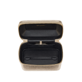 ライトゴールドのモルトン カルングスキン製セルペンティ フォーエバー ジュエリーボックスバッグ。ブラックのナッパレザー製ライニング。 魅惑的なスネークヘッドジッププラー。ブラスライトゴールドプレート製チェーンストラップ装飾。 1177-MoltK image 4