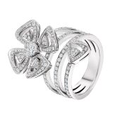 Anello Fiorever in oro bianco 18 kt con diamante centrale taglio brillante (0,30 ct) e pavé di diamanti (0,79 ct). AN859148 image 1