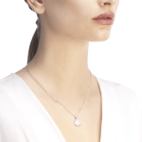 In der strahlenden Raffinesse des Diamant-Pavés schmückt sich die „DIVAS' DREAM“-Halskette mit einem Fächeranhänger, der mit den Bewegungen mitschwingt wie ein kostbarer Talisman der Eleganz. 351099 image 3