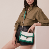 “Serpenti Diamond Blast” shoulder bag in white agate quilted nappa leather and emerald green smooth calf leather frames. Iconic snakehead closure in light gold-plated brass enriched with matte black and shiny emerald green enamel and black onyx eyes. 922-FQDf image 5