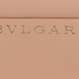 Bvlgari Logo Tragetasche aus glattem und genarbtem Kalbsleder in Ivory Opal mit schwarzem Futter. Dekoratives Kettenmotiv mit ikonischem Bvlgari Logo aus hell vergoldetem Messing. BVL-1192 image 5