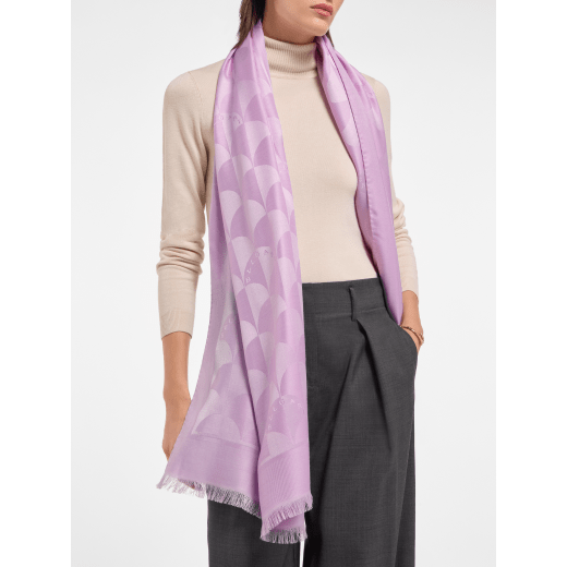 Étole Maxi Calla en laine et soie fine couleur améthyste claire. Modèle confectionné à 60&nbsp;% de soie et 40&nbsp;% de laine. 246492 image 1