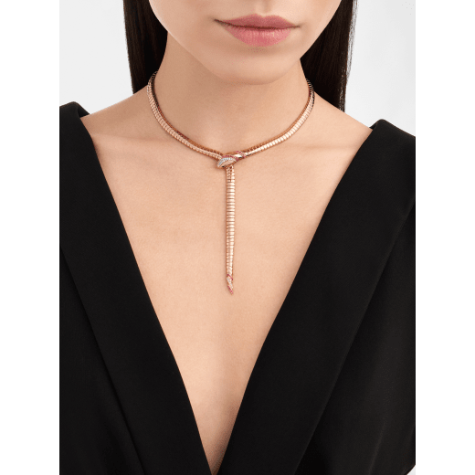 Serpenti 項鍊，採用 18K 玫瑰金，蛇頭與蛇尾鑲飾圓形紅寶石，蛇頭飾以半密鑲鑽石，蛇眼飾以黑色縞瑪瑙。 362427 image 2