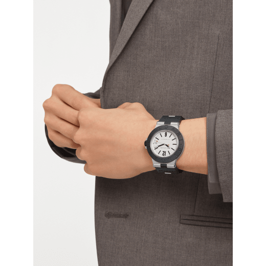 BVLGARI宝格丽Aluminium腕表，搭载品牌自制的自动上链机械机芯，40毫米直径铝质表壳，黑色橡胶表圈镌刻“BVLGARI BVLGARI”字样，灰色表盘，黑色橡胶表带。防水深度可达100米。 103382 image 1