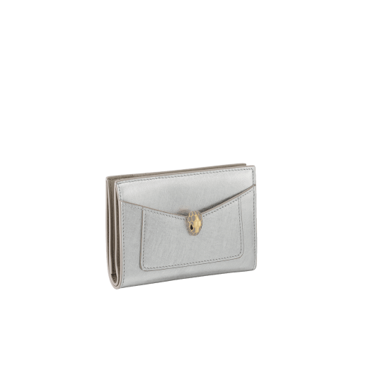 Porta carte a libro Serpenti Forever in vitello Striated oro chiaro con interno in nappa agata beige. Accattivante motivo Serpenti in ottone placcato oro chiaro con squame in smalto champagne e ottone placcato oro chiaro e occhi in smalto nero. Chiusura con bottone a pressione. SEA-CC-HOLD-FOLD-R image 1