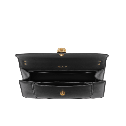 Mittelgroße Serpenti East-West Maxi Chain Schultertasche aus Metropolitan-Kalbsleder in Foggy Opal Grau mit Futter aus Nappaleder in Linen Agate Beige. Faszinierender Schlangenkopf-Magnetverschluss aus vergoldetem Messing mit Schuppen aus grauem Achat und Augen aus roter Emaille. SEA-1238-MCCL image 4