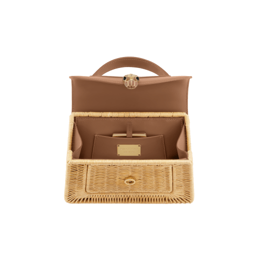 Mini borsa a mano Serpenti Forever in vimini marrone diaspro del deserto con dettagli in vitello marrone diaspro del deserto e fodera in nappa marrone diaspro del deserto. Accattivante chiusura magnetica Serpenti in ottone placcato oro con squame in smalto marrone diaspro del deserto e ottone placcato oro e occhi in onice nera. 294675 image 3