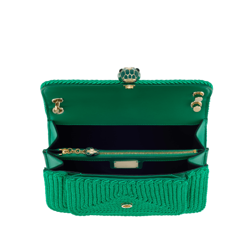 Сумка на плечо Serpenti Forever среднего размера, кожа теленка ярко-изумрудного цвета, спиралеобразный торшон из 100% переработанного полиэстера ярко-изумрудного цвета на основной части, подкладка из кожи наппа черного цвета. Магнитная застежка в виде змеиной головы из латуни с покрытием из светлого золота, чешуйки из эмали цвета яркой изумрудной зелени и латуни с покрытием из светлого золота, глаза из черного оникса. 1077-CT image 4