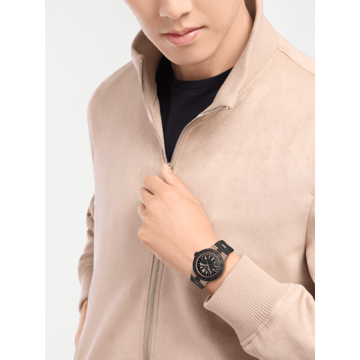 Bvlgari Bronzo GMT 腕錶，搭載自動上鍊機械機芯，具備 GMT 24 小時顯示功能。錶徑 40 公釐，噴砂青銅錶殼，搭配黑色橡膠錶圈與錶帶，霧面黑色錶盤。防水深度 100 公尺。 104241 image 4