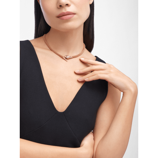Serpenti 項鍊，18K 玫瑰金材質，蛇頭與蛇尾綴以密鑲鑽石，蛇眼鑲飾黑色縞瑪瑙。 CL860368 image 2