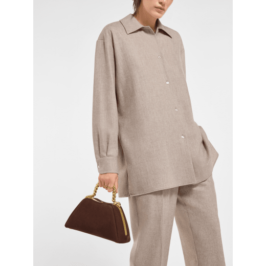 Kleine Geraldine Guyot x Bvlgari Serpentine Henkeltasche aus Nubukleder in Chestnut Opal mit Futter aus Nappaleder in Chestnut Opal. Neu interpretierter Henkel in Schlangenkörperform aus vergoldetem Messing mit Druckknopfverschluss. SRN-001-1268S-GG image 1