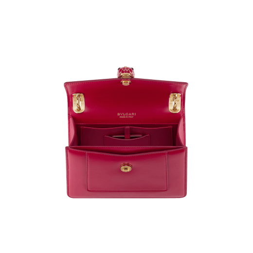 Sac porté épaule Serpenti Forever Day-to-Night petit modèle en cuir de veau vert émeraude avec doublure en cuir nappa noir. Fermoir magnétique Serpenti en laiton doré rehaussé d’écailles en émail couleur vert jade intense et laiton doré et d’yeux en onyx noir. SEA-1281-CL image 3