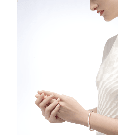 B.zero1 bangle bracelet in 18 kt rose gold with white ceramic. BR857617 image 1