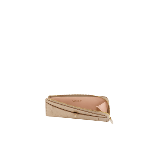 Serpenti Forever folded card holder in light gold Striated calf leather with linen agate nappa leather interior. Captivating snakehead décor in light gold-plated brass embellished with champagne enamel and light gold-plated brass scales, and black enamel eyes. SEA-CC-HOLD-ZIP-R image 2