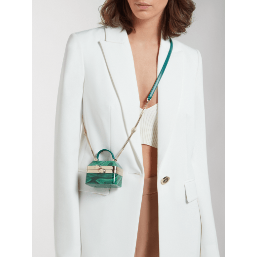 Serpenti Forever mini jewellery box bag in grained, amaranth garnet red Urban calf leather. Captivating snakehead zip pulls and light gold-plated brass chain embellishment. SEA-NANOJWLRYBOX image 6