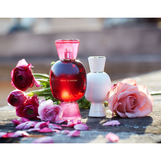 “It is a red rose - fresh, velvety, fruity.” Jacques Cavallier A magnificent floral that captures the passionate energy of Italian love in a sensual rose fragrance. 41278 image 3