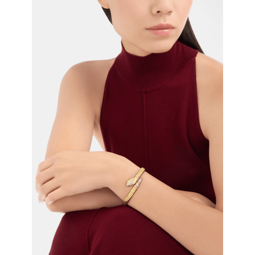Serpenti 單圈手環，採用 18K 黃金，飾以半密鑲鑽石，蛇眼飾以黑色縞瑪瑙。 BR860810 image 3