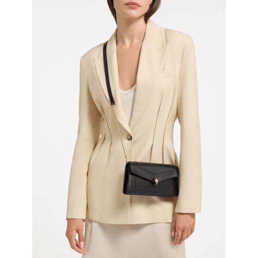 Pochette con catena Serpenti Forever in vitello bianco perla con fodera in nappa rosa cristallo. Accattivante chiusura magnetica Serpenti in ottone placcato oro con squame in smalto bianco perla e ottone placcato oro e occhi in onice nera. SEA-CHPOCHETTER image 1