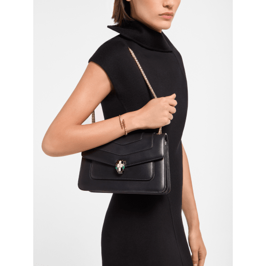 Сумка на плечо Serpenti Forever среднего размера, кожа теленка черного цвета, подкладка из грогрена изумрудно-зеленого цвета. Застежка в виде змеиной головы из латуни с покрытием из светлого золота, чешуйки из черной эмали и эмали цвета белого агата, глаза из зеленого малахита. 1077-CLa image 1