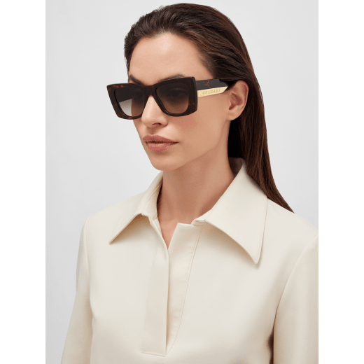 Bvlgari Roma Sonnenbrille in Schmetterlingsform aus Azetat mit Metalllogo an den Bügeln BV40038I image 1